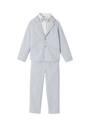 Hellblauer KindAnzug mit Jacke, passenden Hosen, weißem Hemd und hellblauer Fliege, flach auf weißem Hintergrund gelegt.