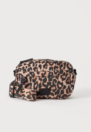 Petit sac bandoulière rectangulaire avec sangle réglable, présentant un motif léopard marron et noir et une poche avant zippée.