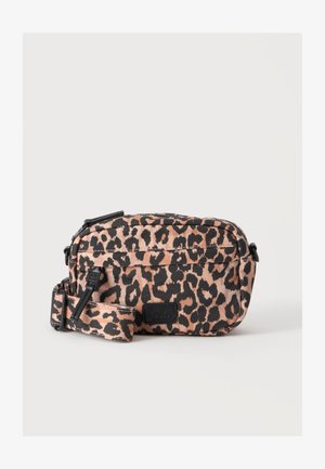 Lille rektangulær crossbody taske med justerbar rem, med et brunt og sort leopardprint mønster og en forreste lynlåslomme.