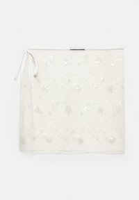 Biała kopertówka wykonana z tkaniny z rozrzuconymi cekinami. Posiada zapięcie na sznurek ściągający oraz prostokątny kształt o gładkiej teksturze.