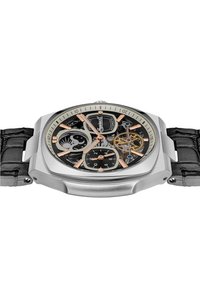 Automatisch horloge met een roestvrijstalen kast, zwarte wijzerplaat, roségouden accenten en een gestructureerde zwarte leren band. Bevat zichtbare tandwielen.