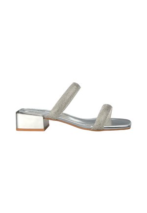 Sandal con tacco quadrato argentato, caratterizzata da due ampie cinghie luccicanti, una soletta metallica liscia e un tacco testurizzato.