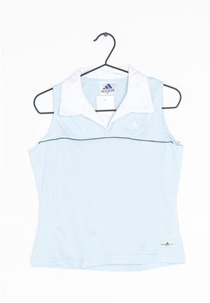 Jasnoniebieski bezrękawnik Adidas z białym kołnierzykiem i logo, wiszący na czarnym wieszaku na białym tle.