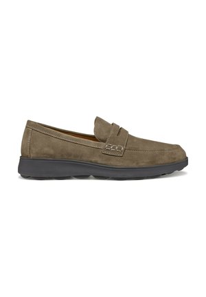 Mocasines de ante en verde oliva con un diseño cosido, presentando una puntera redonda y una suela de goma negra en contraste para mayor tracción.