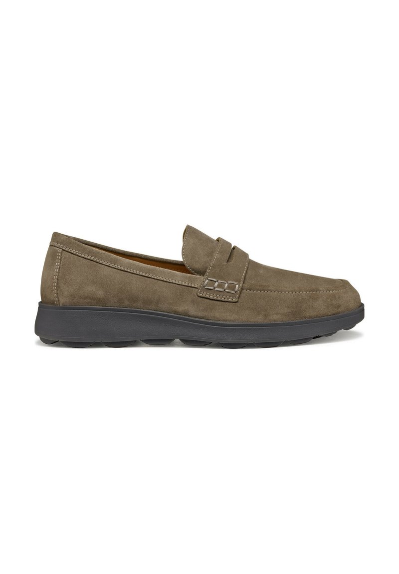 Mocasines de ante en verde oliva con un diseño cosido, presentando una puntera redonda y una suela de goma negra en contraste para mayor tracción.