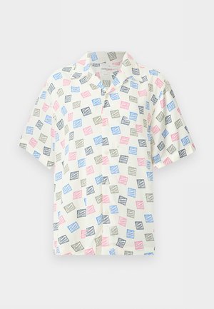 Wit overhemd met korte mouwen en knopen, met een kraag, voorzien van een meerkleurig herhalend patroon van rechthoekige tekstblokken in blauw, roze en zwart.