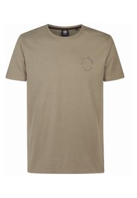 Beige katoenen t-shirt met een ronde hals, korte mouwen en een klein cirkelvormig logo in donkergrijs op de linkerborst. Eenvoudig ontwerp, zachte textuur.