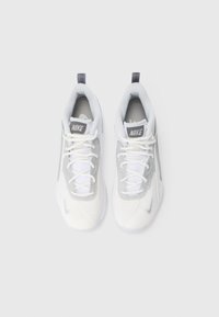 Para białych sneakersów Nike z szarymi akcentami i białymi sznurowadłami, widziana z góry na prostym białym tle.