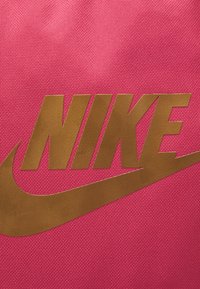 Nike Sportswear HERITAGE UNISEX - Mochila - archaeo pink/black/bronze