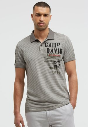 Camp David, CAMP DAVID POLO MIT STREIFENSTRUKTUR UND LABEL PRINTS - Polo shirt - shadow