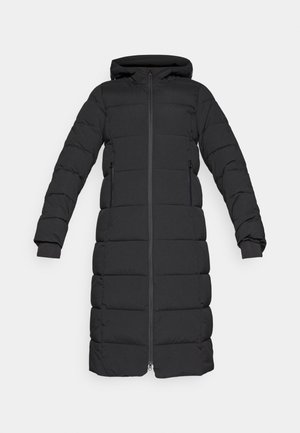 Schwarze Daunenjacke mit Kapuze, ausgestattet mit einem frontalen Reißverschluss, langen Ärmeln und zwei Seitentaschen. Gepolstertes Design mit horizontalen Nähten.