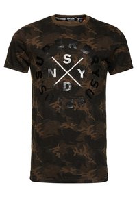 Tričko s camouflage potiskem v tmavě zelené a hnědé barvě. Má kulatý výstřih a velký bílý a černý grafický potisk na přední straně.