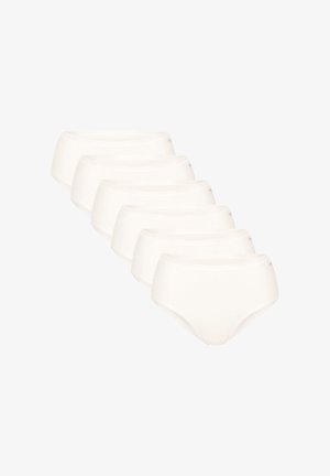 Sześć gładkich białych bawełnianych majtek damskich ułożonych diagonalnie na białym tle, ukazujące szczegóły przodu i pasa.