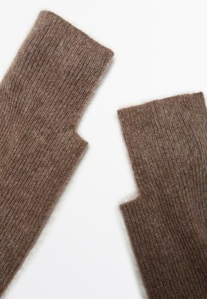 Guanti senza dita in maglia marrone realizzati in materiale morbido e peloso. Presentano una texture a coste e un design con polsini di lunghezza media.