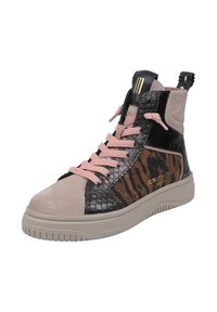 Trampki za kostkę z mieszanką materiałów: różowe sznurowadła, czarna lakierowana skóra, teksturowany brązowy nadruk i szare zamszowe akcenty.