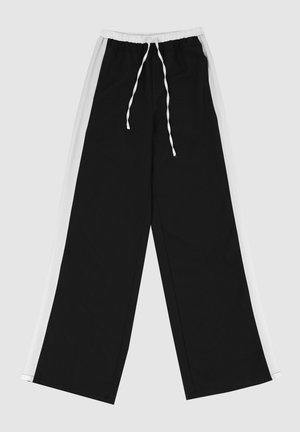 Černé kalhoty s širokými nohavicemi a bílým bočním pruhem, elastickým pasem a šňůrkou. Vyrobeno z měkké, hladké látky pro pohodlí.