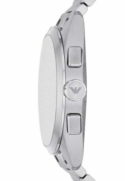 Montre en acier inoxydable avec un boîtier rond et lisse, un verre plat, deux boutons-poussoirs et un logo sur la couronne. Maillons de bracelet en ton argent.