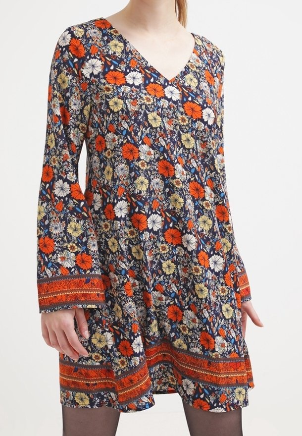 Robe fleurie avec décolleté en V, présentant un fond marine, des fleurs rouges et jaunes, des manches longues et des poignets à motif.