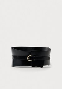 Cinto de couro sintético preto com um design largo, apresentando uma fivela circular dourada e um detalhe de laço de um lado, com uma textura suave em toda a parte.