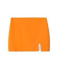 Mini-jupe orange en tissu extensible avec une coupe droite, comportant une petite fente sur le côté droit. Texture lisse.