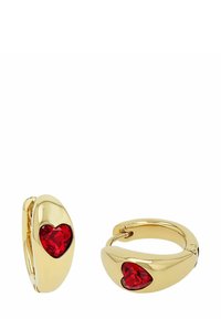 Pendientes de aro de oro con un diseño suave y curvado, adornados con cristales rojos en forma de corazón en cada pieza.