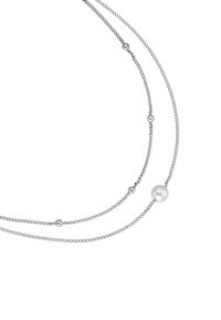 Zilveren ketting met twee strengen, versierd met ronde zilveren kralen en een enkele witte parel voor contrast. Glad van textuur, eenvoudig ontwerp.