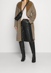 Second Female Stickad tröja - off-white