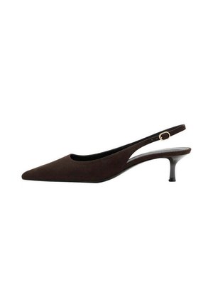 Zapato slingback de ante marrón oscuro con punta puntiaguda y tacón bajo tipo kitten, con una tira ajustable con hebilla dorada.