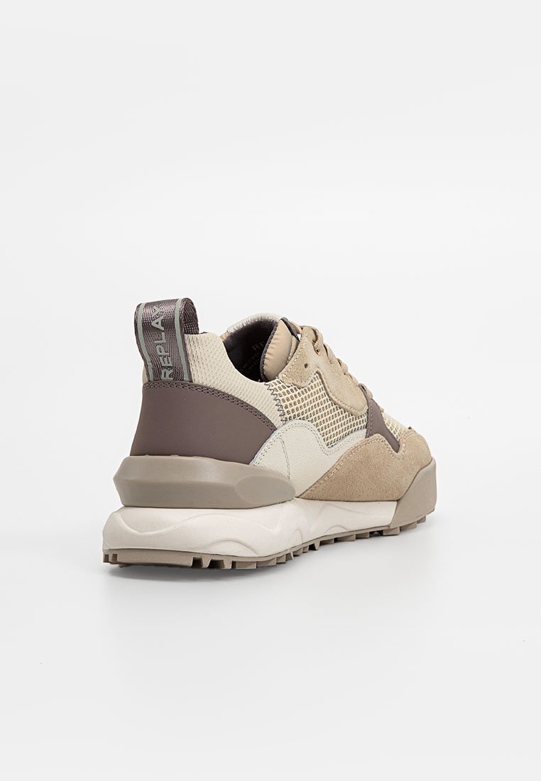 Baskets beige et marron en maille et daim, forme épaisse, col rembourré, semelle épaisse et languette de talon distinctive avec logo.