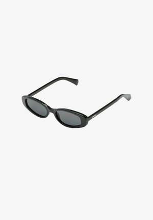 Zwarte ovale zonnebril met donkere, effen glazen en rechte pootjes, iets omhoog gekanteld op een witte achtergrond.