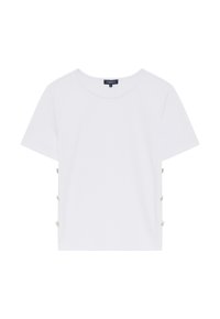 Camiseta de algodón de manga corta blanca con escote redondo y botones decorativos en tono dorado a lo largo del costado para un detalle adicional.