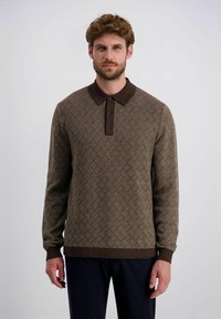 Brauner, gemusterter Polo-Pullover mit strukturiertem Design, einer dunklen Kragen und einer Knopfleiste mit drei Knöpfen. Lange Ärmel und gerippte Bündchen.