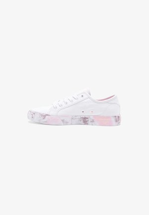 Witte canvas sneaker met een gestructureerde, roze en grijze gemarmerde zool. Vetersluiting met versterkte veterhaken en een lage profielsilhouet.