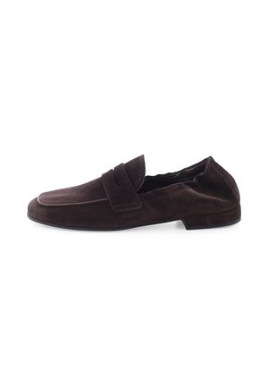Dunkelbrauner Veloursleder-Slipper mit niedrigem Absatz, elastischem Fersenbereich und breitem Riemen über dem Spann, seitlich auf weißem Hintergrund gezeigt.