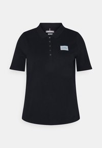 Černé polo tričko s krátkým rukávem a límečkem, se pěti knoflíky, s malou bílou nášivkou "Tommy Hilfiger" na levé části hrudníku.