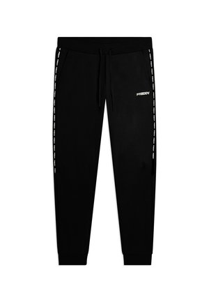 Pantalones jogger negros con cintura elástica y cordones, franjas laterales con el texto blanco repetido "FREDDY" y el logo "FREDDY" en el muslo derecho.
