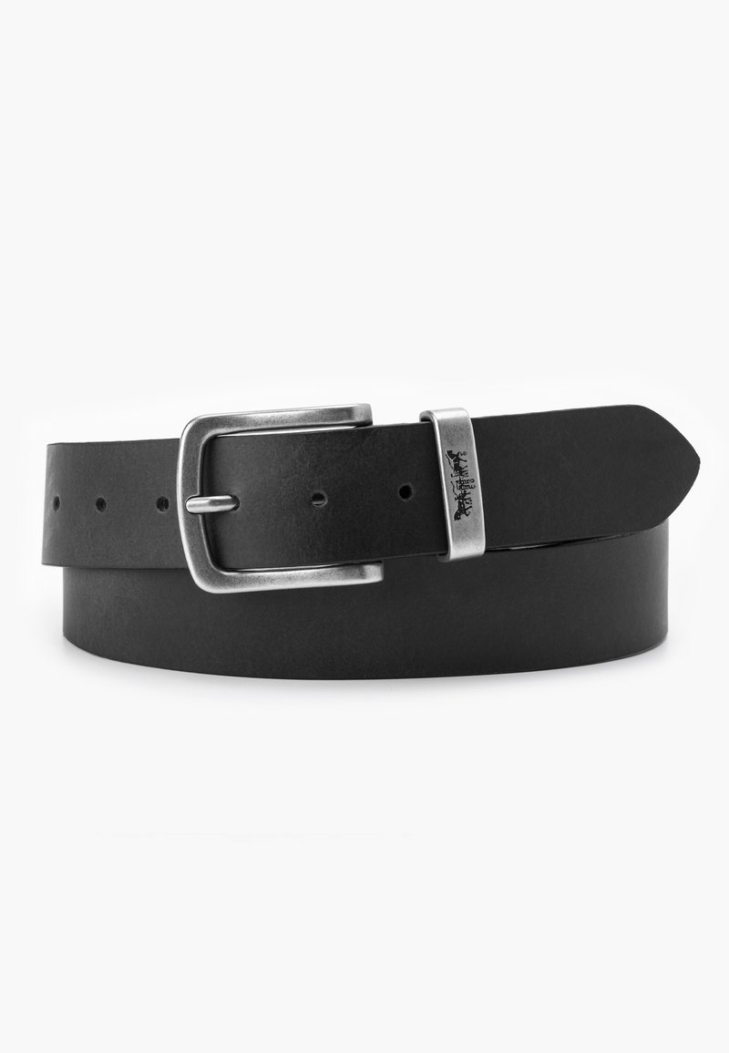 Ceinture en cuir noir avec une boucle rectangulaire argentée et un accent logo. Comprend plusieurs trous pour un ajustement réglable et une texture lisse.
