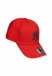 Rote Baseballmütze mit schwarzem New York Yankees Logo und silbernem "9FORTY Youth" Aufkleber auf dem gebogenen Schirm.