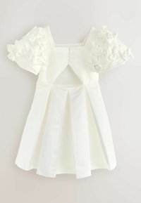 Valge kleit lühikeste volangvarrukatega ja ruudukujulise kaelusega. Omab lõhikut seljaosas ja volditud seelikut, et lisada tekstuuri ja detaili.