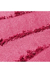 Ombre à paupières rose écrasée scintillante avec des crêtes diagonales et de la poudre texturée étalée sur la surface.