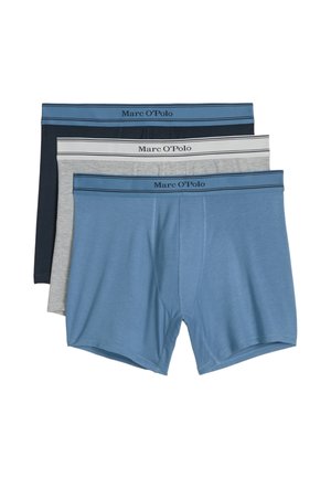 Trzy złożone męskie bokserki w kolorach niebieskim, szarym i czarnym z paskami Marc O’Polo na białym tle.