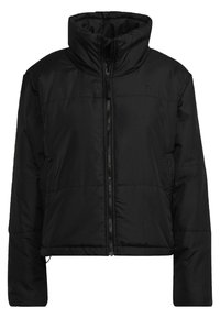 Veste courte matelassée noire avec col montant, fermeture éclair et poches latérales. Caractérisée par une texture matelassée avec coutures horizontales.