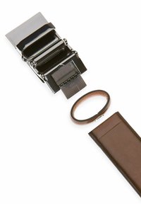 Czarno-metalowa klamra paska o fakturowanym wykończeniu, brązowy skórzany pasek o gładkiej powierzchni oraz prostokątne skórzane etui.