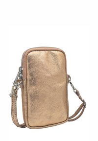 Sac bandoulière en or rose métallique, forme rectangulaire, texture lisse, fermeture éclair, bandoulière amovible, détail de couture discret, design léger.