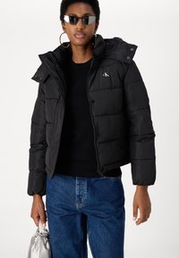 Calvin Klein Jeans MATTE MONOLOGO PUFFER SHORT - Žieminė striukė - black