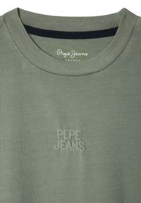 Olive zelené tričko s okrúhlym výstrihom, vyrobené z jemnej tkaniny. Má embosovaný logo "Pepe Jeans" na hrudi. Minimalistický dizajn.