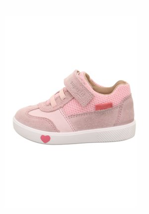 Pinke Sneaker aus Wildleder und Mesh-Materialien, mit einem Klettverschluss, hellrosa Akzenten und einem Herzdetail auf der Sohle.