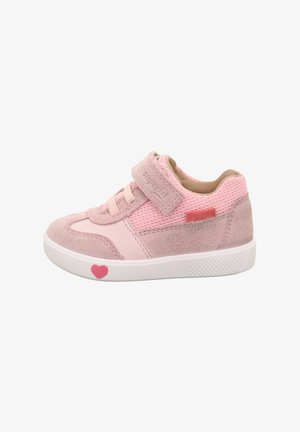 Baskets roses en matériaux suédine et mesh, dotées d'une sangle à boucle, d'accents rose clair et d'un détail en forme de cœur sur la semelle.