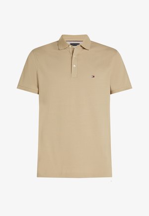 Khaki polo-särk hingavast kangast, millel on ühevärviline disain, lühikesed varrukad, kahe nööbiga plokk ja väike logo rinnal.