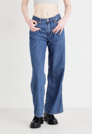 Jeans in denim blu a vita alta, con una vestibilità dritta, dotati di cinque tasche, bottone metallico e passanti per cintura. Texture liscia, design classico.
